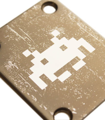 Neck Plate de guitare - Invaders - Taille Fender