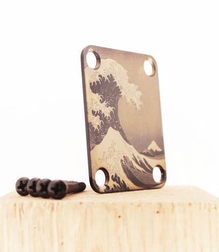 Guitar neck plate - The great wave off Kanagawa - Black & Brass - Fender size